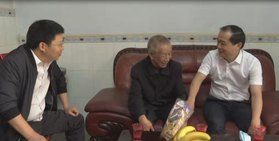 崇尚劳模 尊重劳模 学习劳模洞口县长贺永亮、洞口县委副书记郭向荣分别走访慰问全国劳模张先绍和省劳模胡求俭_邵阳头条网