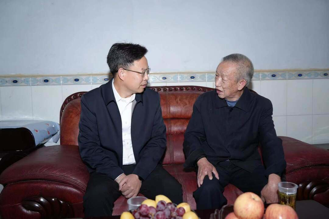 吴韬、贺永亮等洞口县领导看望慰问劳动模范_邵阳头条网