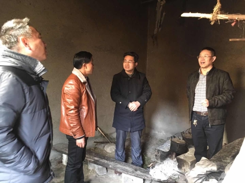 县人大副主任甘建华、县政府副县长尹小龙深入石柱乡东风村和青山村慰问困难群众(图1)