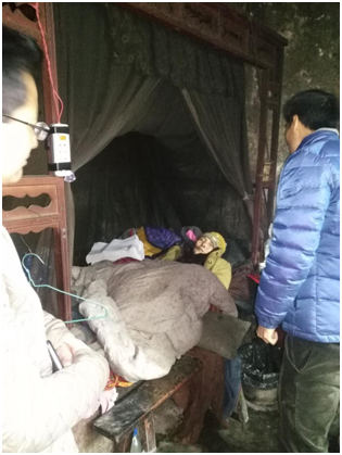 县政协副主席蒋建德走访慰问石柱乡塘湾村贫困户(图2)