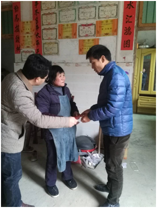 县政协副主席蒋建德走访慰问石柱乡塘湾村贫困户(图1)