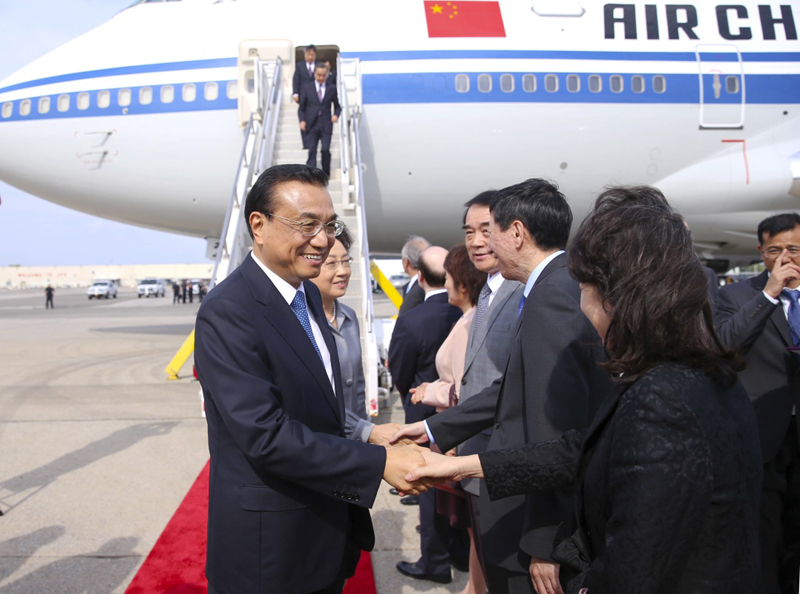  当地时间9月18日下午，应联合国秘书长潘基文邀请，国务院总理李克强乘专机抵达纽约肯尼迪国际机场，出席第71届联合国大会系列高级别会议。李克强总理夫人程虹同机抵达。新华社记者 张铎 摄