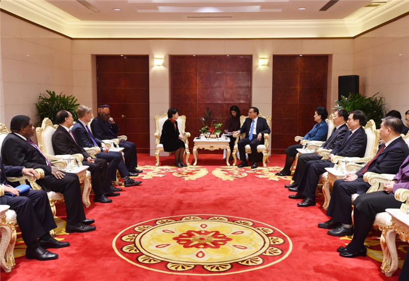 中国国务院总理李克强在上海国际会议中心会见世界卫生组织总干事陈冯富珍以及联合国人口基金、联合国环境规划署、国际电信联盟、各国议会联盟等国际组织主要负责人。