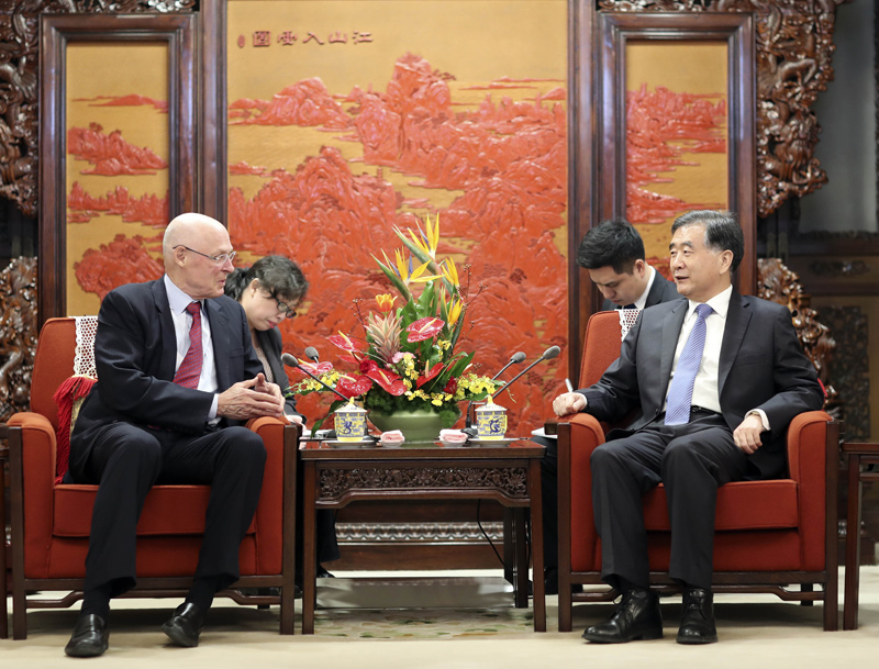 1月9日，国务院副总理汪洋在北京中南海紫光阁会见美国保尔森基金会主席、前财政部长亨利·保尔森。