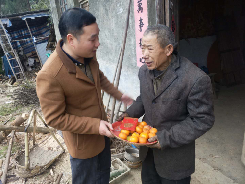 春节慰问贫困户 浓浓关怀暖人心(图2)
