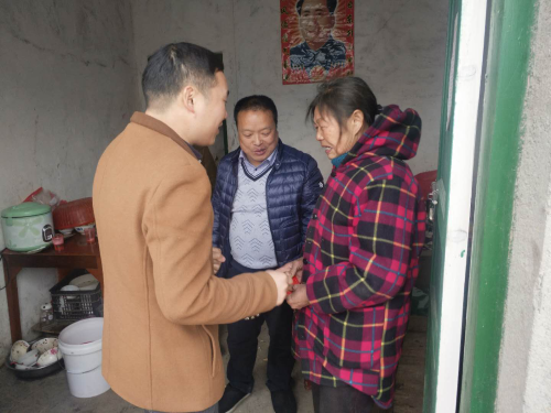 春节慰问贫困户 浓浓关怀暖人心(图3)