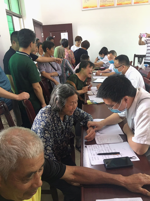 下乡义诊惠民生  “七一”慰问暖人心(图1)