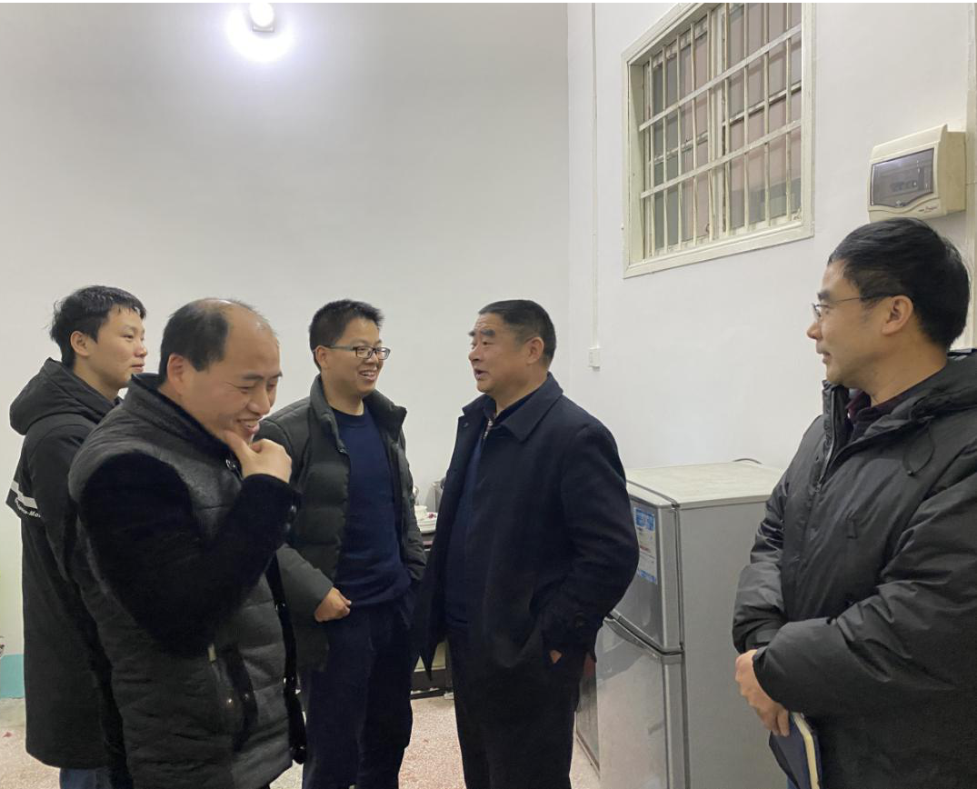 洞口法院党组调研法庭工作并慰问法庭干警(图2)