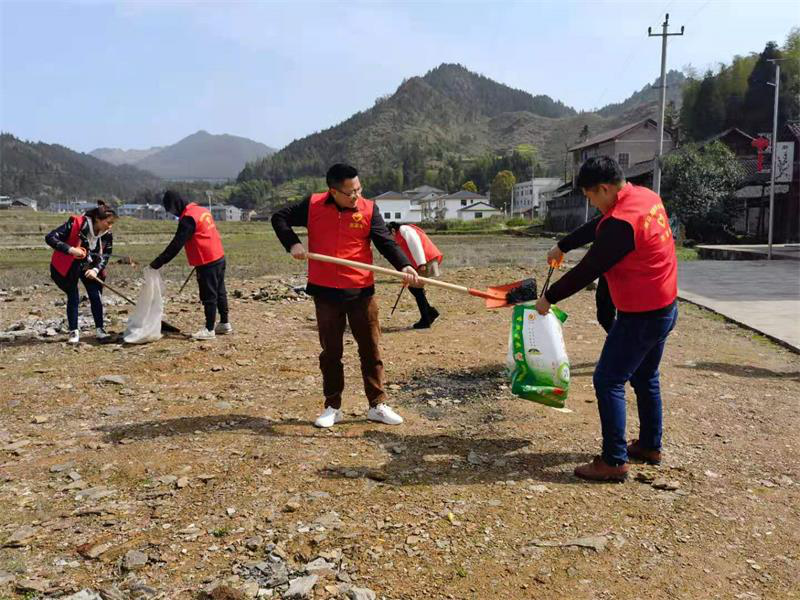 洞口县渣坪乡开展环境卫生综合整治志愿服务活动(图1)