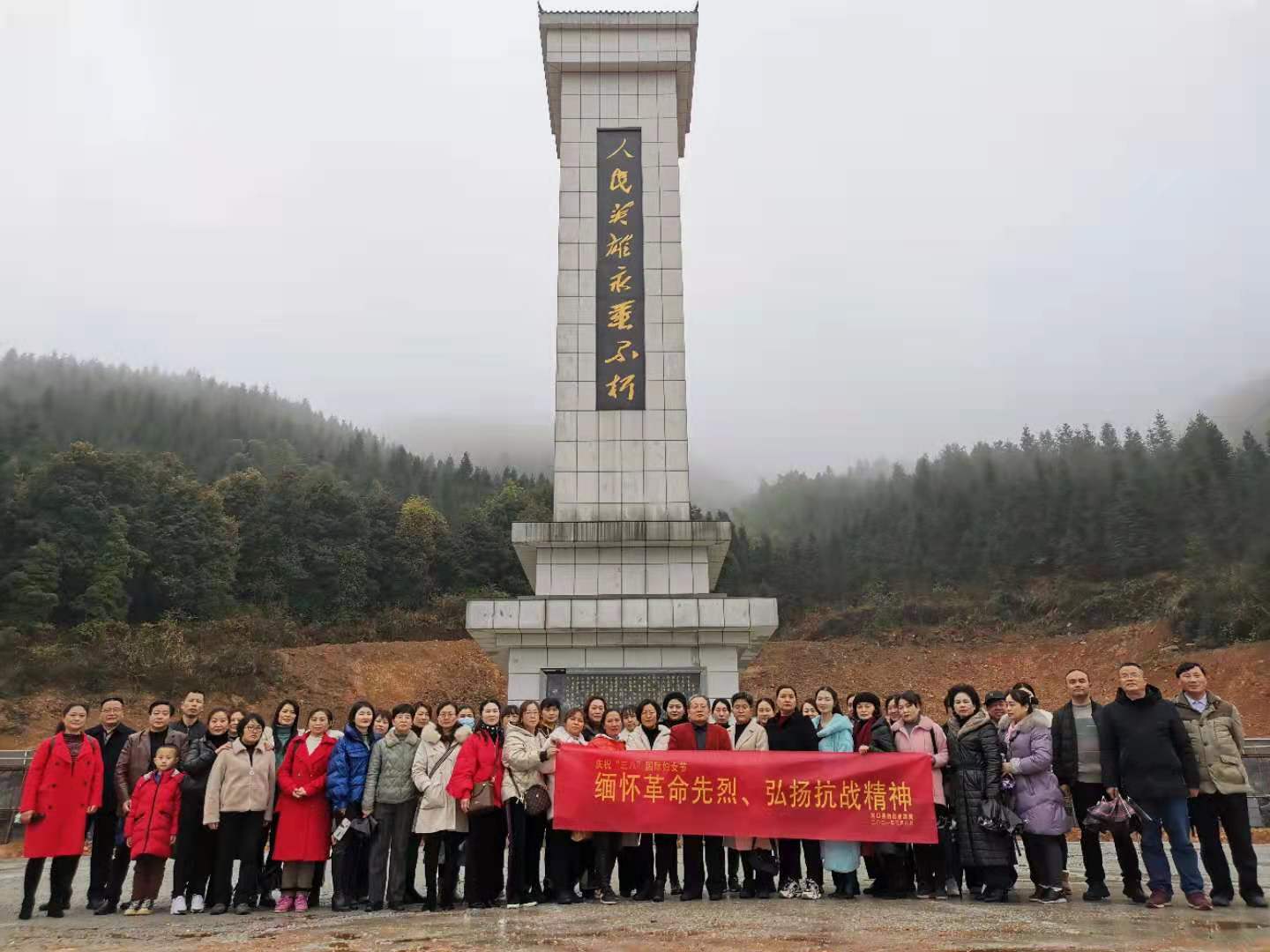 洞口县自然资源局妇女会把“党课”搬进烈士纪念园(图1)