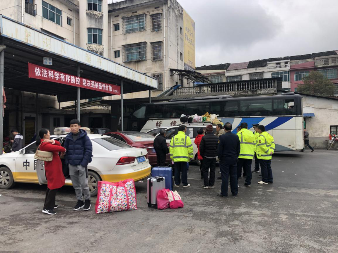 洞口县交通运输综合行政执法大队开展查处非法营运网约车联合执法行动(图1)
