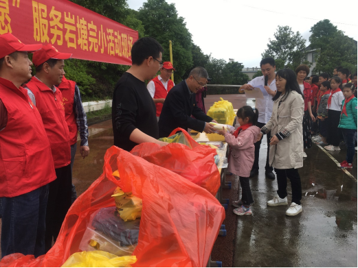 洞口县纪委监委在山门镇岩塘完小开展“关爱留守儿童，实现微心愿”活动(图2)