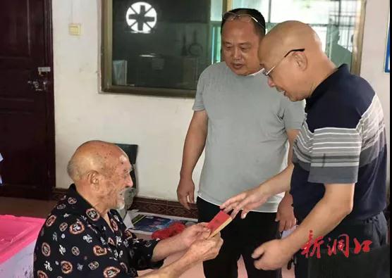 县公路建设养护中心走访慰问困难老党员、参战老兵(图1)