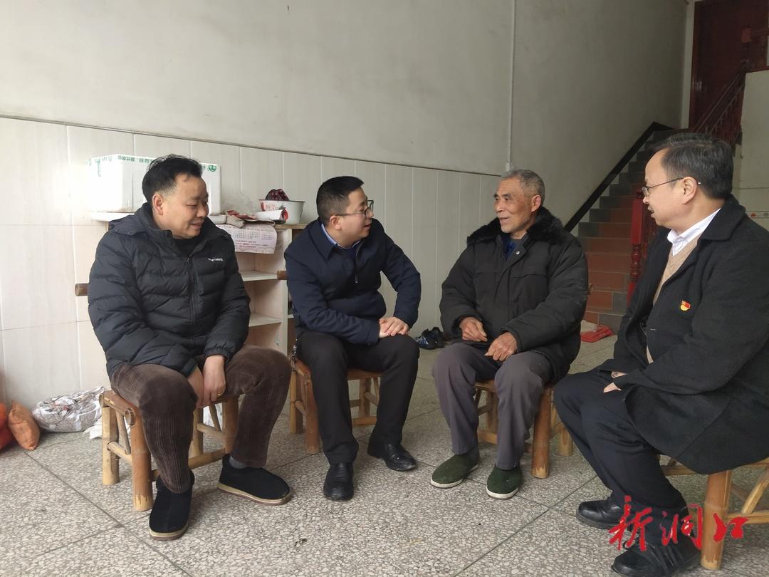 刘玮到文昌街道、雪峰街道、江口镇走访慰问退休老干部和困难党员群众(图1)