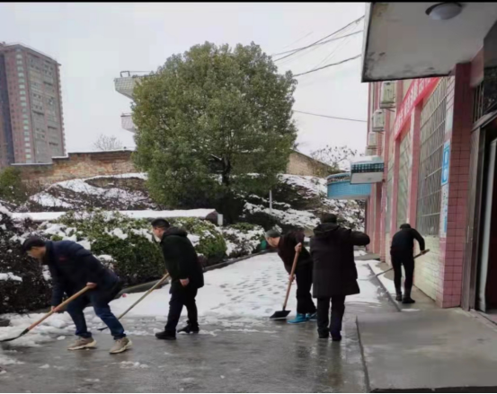 瑞雪迎新春，安全重泰山------洞口县文昌街道城关初级中学扫雪行动满校园(图1)