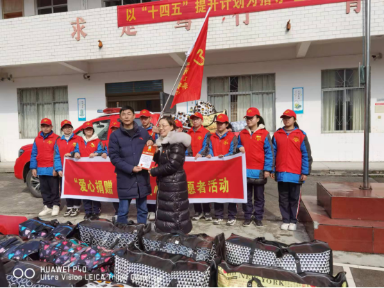 爱心捐赠，衣暖人心——洞口县文昌街道城关初级中学为孤残儿童捐赠(图2)