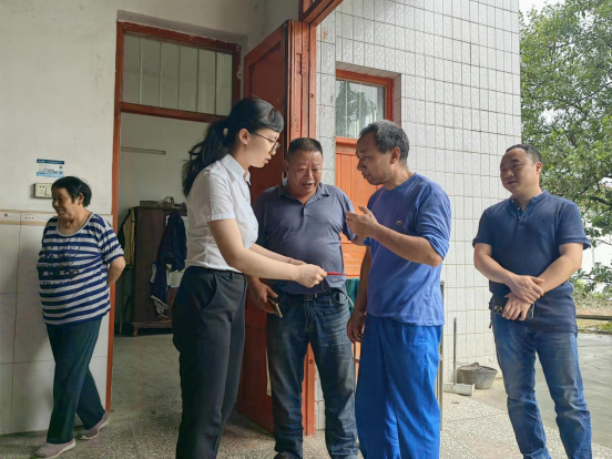 洞口县数据局党组“七一”节赴燕岭村指导灾后重建并慰问困难党员(图2)