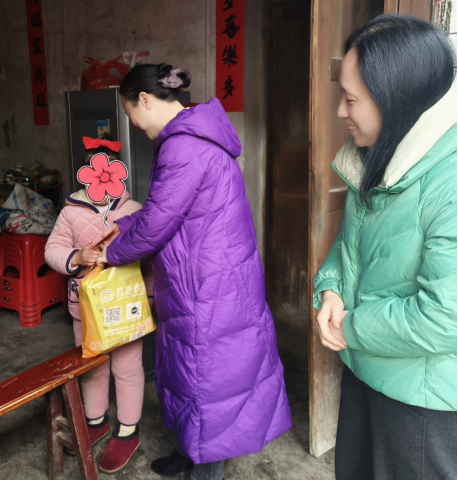 最是无私慈母心，偕童团圆一路行——洞口县政府办走访慰问山门镇岩塘村留守困境儿童(图1)