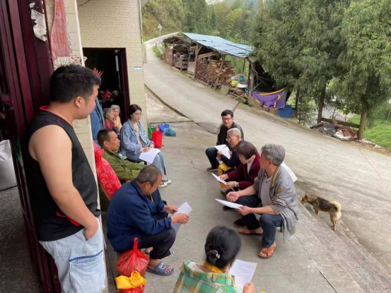 洞口县渣坪乡集中干部力量开展民情恳谈走访宣传活动(图1)