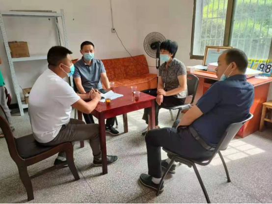 吴华玉暗访督查渣坪乡疫情防控、安全生产等重点工作(图1)