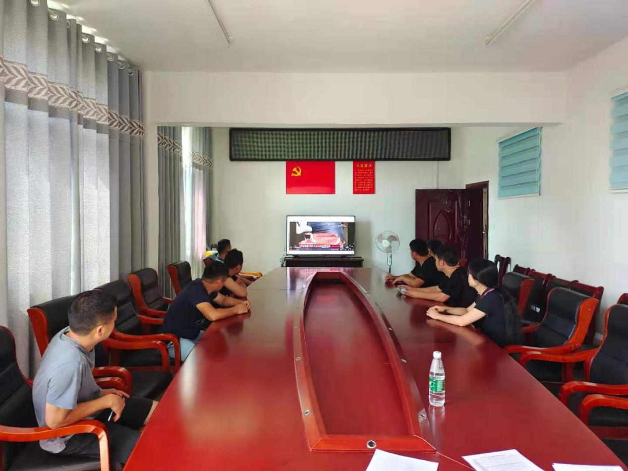 红军精神代代传，洞口县渣坪乡组织观看《四代守护红军墓》(图1)