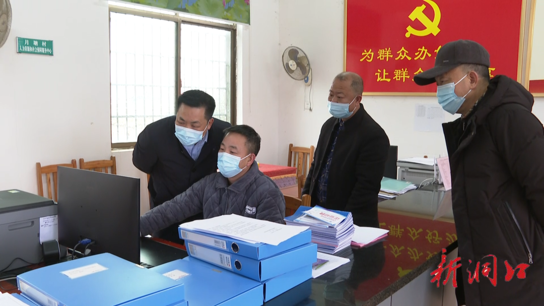 杨云龙到岩山镇暗访督查当前重点工作(图1)