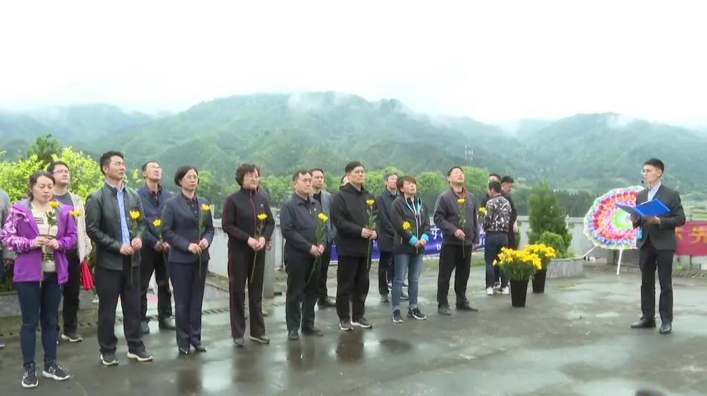 《党史学习教育》市政协机关来洞口县开展“缅怀革命先烈 传承红色基因”祭先烈主题党日活动(图1)