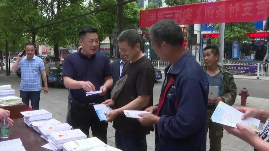 洞口县开展《保障农民工工资支付条例》实施一周年集中宣传活动(图1)
