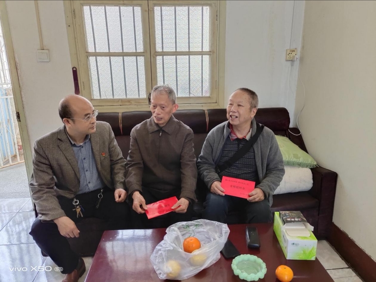      县总工会“五一”节前夕慰问洞口县劳模(图1)