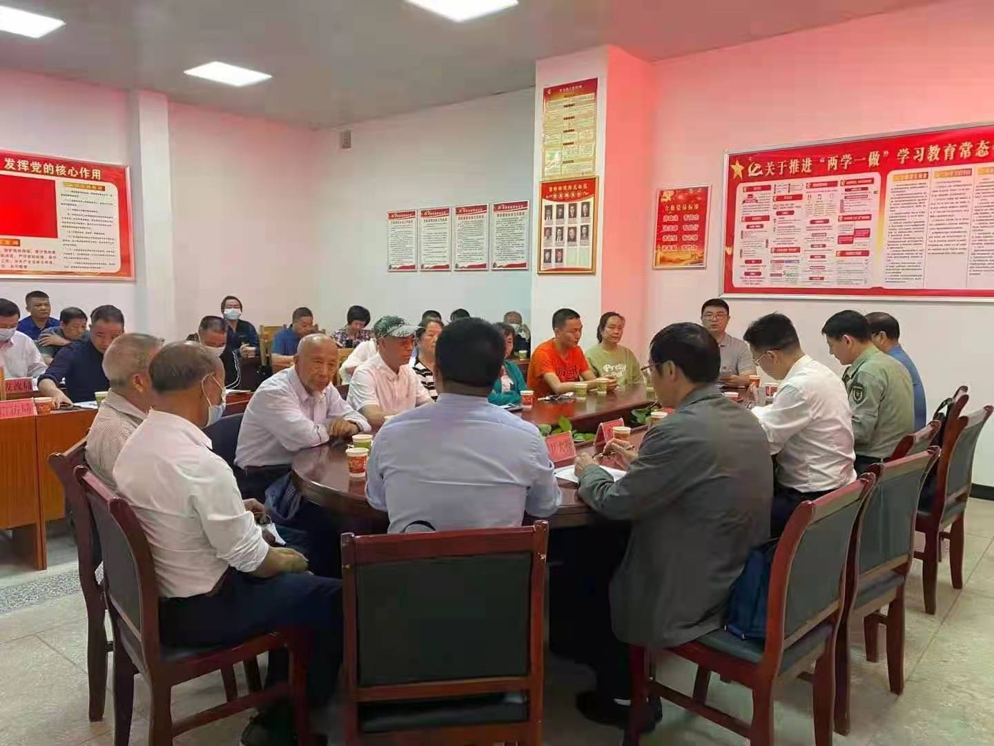 洞口县委书记吴韬深入雪峰街道阳光社区召开民情恳谈会(图2)