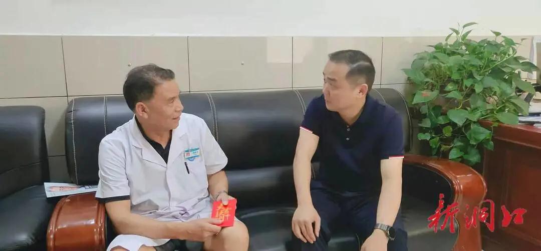 贺永亮走访慰问劳动模范和困难党员(图1)