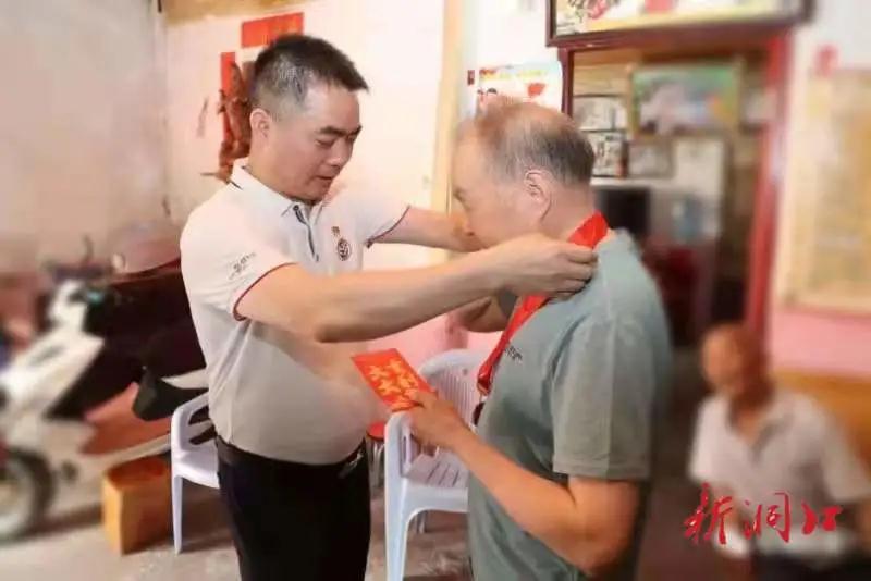肖杰华“七一”前夕走访慰问老党员和困难党员(图1)