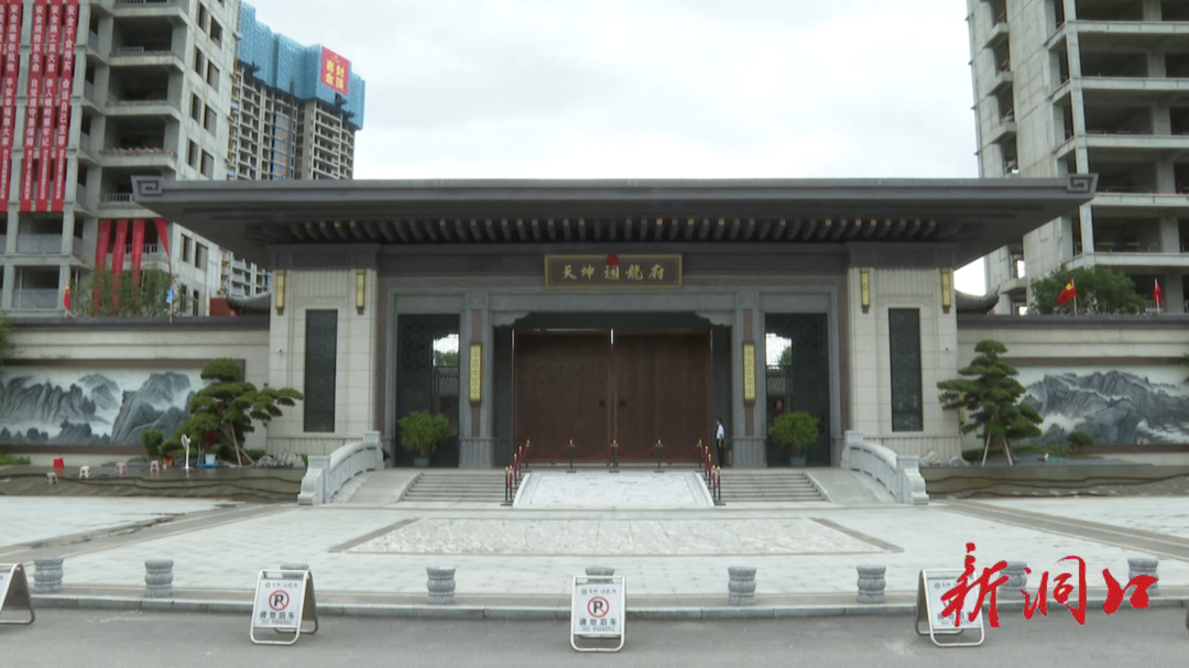 天坤西郡物业慰问见义勇为女青年朱美华(图1)