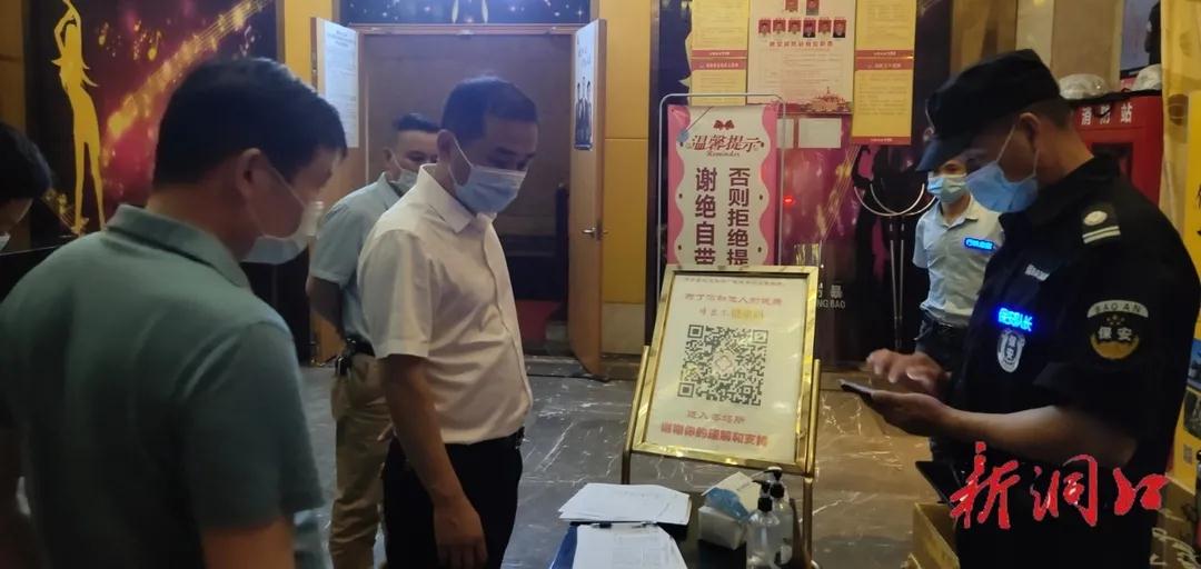 贺永亮夜查暗访县城重点场所疫情防控工作(图1)