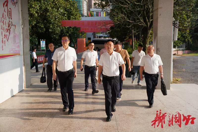 教师节前夕 吴韬走访慰问一线教师(图2)