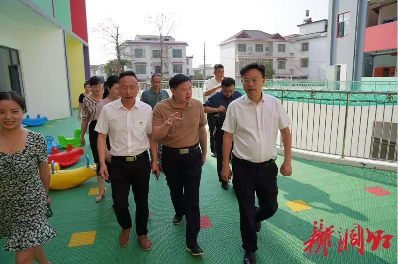 教师节前夕 吴韬走访慰问一线教师(图4)