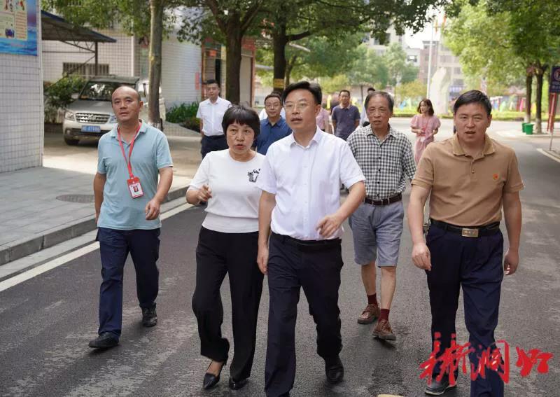 教师节前夕 吴韬走访慰问一线教师(图3)