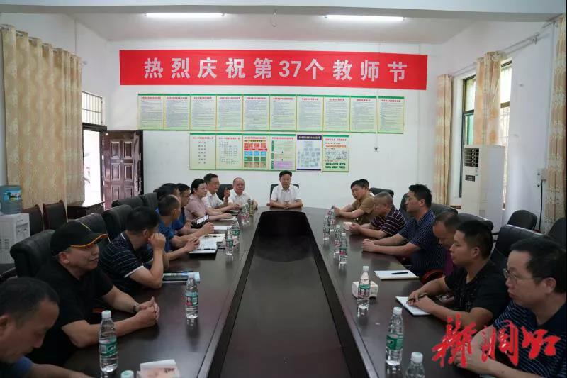 教师节前夕 吴韬走访慰问一线教师(图1)