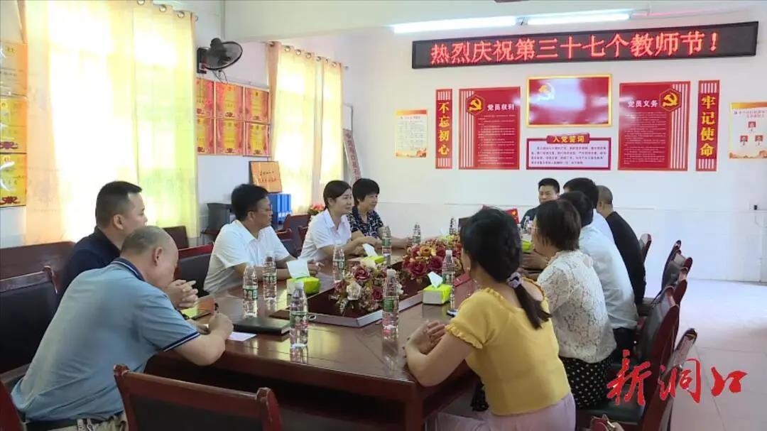 郭向荣走访慰问一线教职员工和困难教师(图1)
