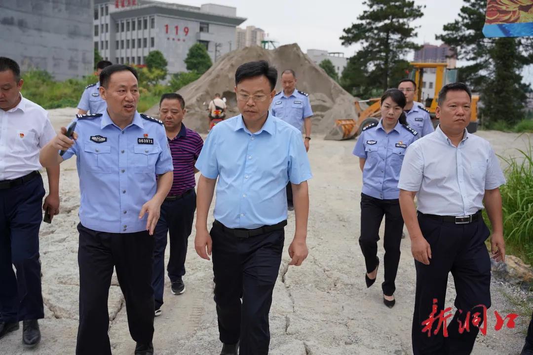 吴韬实地调研思源实验学校周边环境治理工作(图1)