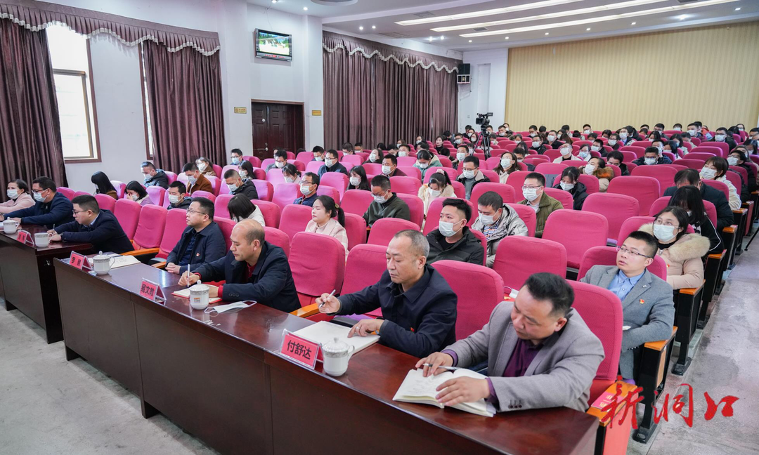 吴韬为洞口县优秀年轻干部上党课：深入贯彻落实十九届六中全会和省市党代会精神 在“三区一中心”战略实施中闯出新路子、创出新经验、干出新成绩(图3)