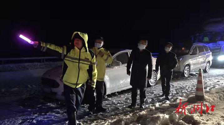 冰雪天气阻通行，洞口有情送温暖，县长贺永亮寒夜冒雪看望慰问滞留旅客(图2)