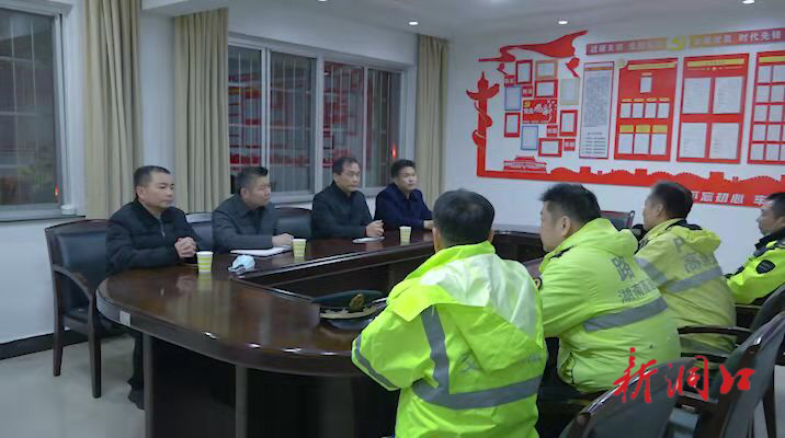 冰雪天气阻通行，洞口有情送温暖，县长贺永亮寒夜冒雪看望慰问滞留旅客(图3)