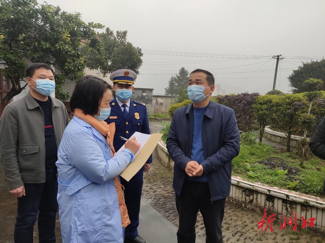 贺永亮到竹市镇、黄桥镇敬老院督导安全生产与疫情防控工作(图1)