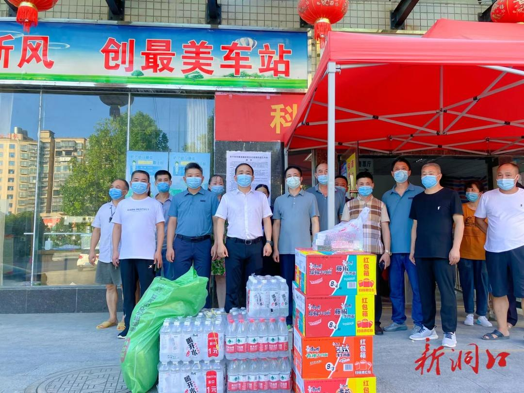 贺永亮到洞口收费站、洞口汽车总站督导检查疫情防控工作并慰问一线值守工作人员(图2)