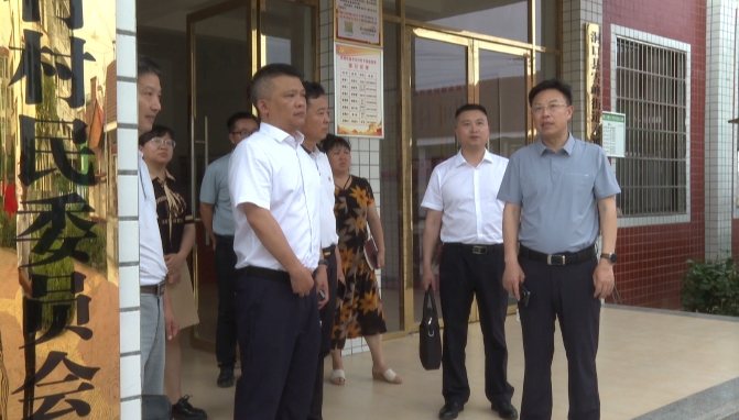 吴韬专题调研基层党建工作(图2)