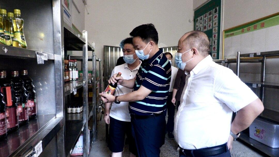 吴韬带队督导校园食品安全工作(图2)
